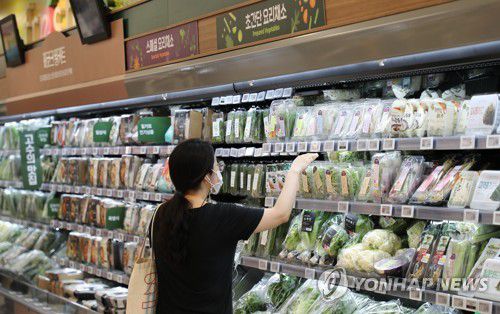 7월 물가 2.6%↑, 두 달 만에 다시 최고치…(서울=연합뉴스) 류효림 기자 = 3일 통계청 소비자물가 동향에 따르면 7월 소비자물가지수는 107.61(2015년=100)로 지난해 같은 달과 비교해 2.6% 상승했다.      소비자물가 상승률은 1월(0.6%), 2월(1.1%), 3월(1.5%) 등으로 점차 폭을 키우다가 4월(2.3%)에 처음 2%대로 올라섰고 5월(2.6%)에는 9년 1개월 만의 최고 상승률을 나타냈다. 7월 소비자물가 상승률은 9년여 만에 최고치를 기록한 5월 수준으로 두 달 만에 되돌아갔다. 사진은 이날 서울 시내 대형마트에 채소 신선식품 판매대 모습. 2021.8.3 ryousanta@yna.co.kr