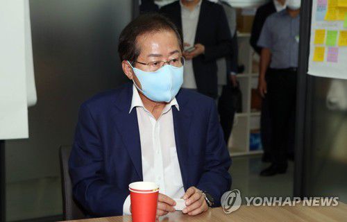 홍준표, 청년4.0포럼서 특강(대구=연합뉴스) 김현태 기자 = 국민의힘 대권주자인 홍준표 의원이 6일 오후 대구경북디자인센터에서 열린 청년4.0포럼에서 특강을 하기에 앞서 포럼관계자들과 얘기를 나누고 있다. 2021.8.6 mtkht@yna.co.kr