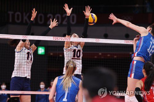 [올림픽] '무조건 막아!'(도쿄=연합뉴스) 이지은 기자 = 8일 일본 도쿄 아리아케 아레나에서 열린 도쿄올림픽 여자배구 세르비아와의 동메달 결정전. 김연경과 김수지가 티야나 보스코비치의 공격을 막기 위해 손을 뻗고 있다. 2021.8.8 jieunlee@yna.co.kr