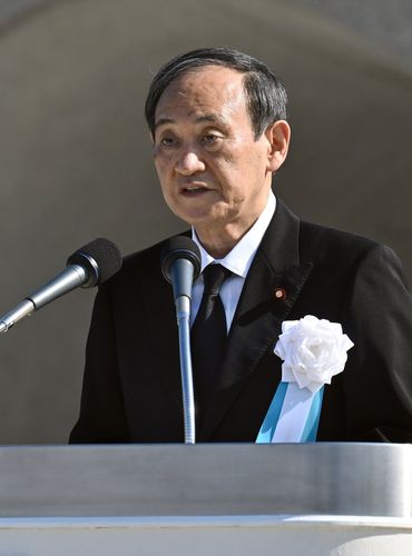 히로시마 원폭일에 인사말 하는 스가(히로시마 교도=연합뉴스) 일본 히로시마(廣島) 원폭 투하일인 6일 오전 스가 요시히데(菅義偉) 일본 총리가 히로시마 평화 기념 공원에서 열린 위령 행사에서 인사말을 하고 있다.