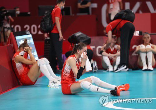 [올림픽] 아쉬워하는 터키대표팀(도쿄=연합뉴스) 이지은 기자 = 4일 일본 아리아케 아레나에서 열린 도쿄올림픽 여자 배구 8강 한국과 터키의 경기에서 한국에게 진 터키대표팀 선수들이 아쉬워하고 있다. 2021.8.4 jieunlee@yna.co.kr