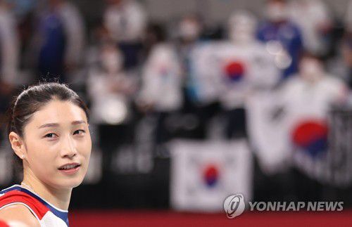 [올림픽] 김연경 '마지막 올림픽을 마치며'(도쿄=연합뉴스) 이지은 기자 = 지난 8일 일본 도쿄 아리아케 아레나에서 열린 도쿄올림픽 여자배구 세르비아와의 동메달 결정전. 0-3으로 패한 한국 김연경이 선수들을 격려하고 있는 모습. jieunlee@yna.co.kr