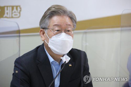 발언하는 이재명 경기지사(여주=연합뉴스) 홍기원 기자 = 이재명 경기도지사가 9일 오전 경기도 여주시 반려동물테마파크 공사 현장에서 열린 동물보호정책 간담회에서 발언하고 있다. 2021.8.9 xanadu@yna.co.kr