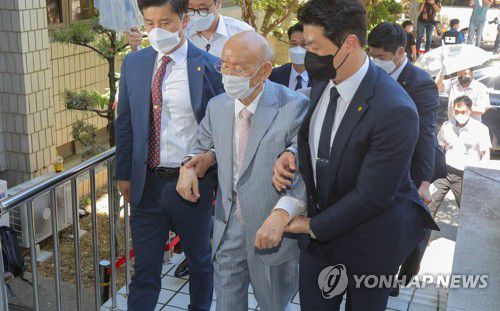 법원 출석하는 전두환 전 대통령(광주=연합뉴스) 박철홍 기자 =  5·18 광주 민주화운동 당시 군부의 헬기 사격 사실을 부정하며 목격자의 명예를 훼손한 혐의를 받는 전두환 전 대통령이 9일 오후 항소심 재판에 출석하기 위해 광주지방법원에 입장하고 있다. 전씨는 자신의 회고록에서 5·18 당시 헬기 사격을 목격했다고 증언한 고(故) 조비오 신부의 명예를 훼손한 혐의로 재판에 넘겨져 1심에서 징역 8개월에 집행유예 2년을 선고받았다. 2021.8.9 pch80@yna.co.kr