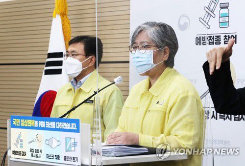 정 청장 "모더나 백신 공급 물량 감소로 접종간격 9월까지 한시적 6주까지 연장"(청주=연합뉴스) 김주형 기자 = 정은경 질병관리청장(중앙방역대책본부장)이 9일 오후 충북 청주시 질병관리청에서 열린 신종 코로나바이러스 감염증(코로나19) 백신 도입 및 접종계획 관련 보건복지부-질병관리청 합동브리핑에서 발언하고 있다. 왼쪽은 권덕철 중앙재난안전대책본부 1차장(보건복지부 장관). 2021.8.9 kjhpress@yna.co.kr