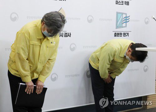 모더나 공급 차질, 인사하는 권덕철 장관과 정은경 청장(청주=연합뉴스) 김주형 기자 = 권덕철 중앙재난안전대책본부 1차장(보건복지부 장관, 오른쪽)과 정은경 질병관리청장(중앙방역대책본부장)이 9일 오후 충북 청주시 질병관리청에서 열린 신종 코로나바이러스 감염증(코로나19) 백신 도입 및 접종계획 등을 발표하는 보건복지부-질병관리청 합동브리핑에 입장해 인사하고 있다. 2021.8.9 kjhpress@yna.co.kr