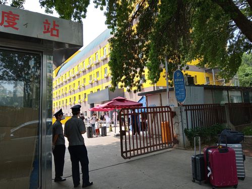 중국의 입국자 격리 시설  (베이징=연합뉴스) 조준형 특파원 = 7일 중국으로 입국한 사람들이 3주 격리를 하는 베이징 시내 한 호텔의 외관이다. 이날 3주 격리를 마친 사람들이 숙소를 나서고 있다. 2021.8.10