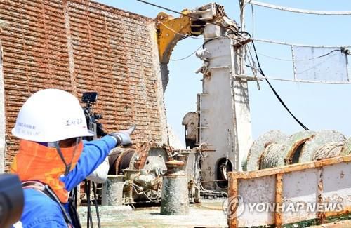 세월호 선미에 남아있는 CCTV2018년 5월 24일 세월호 선체 내부 공개행사가 전남 목포신항에서 열려 기자들이 선체조사위원회 관계자가 선미 부분에 남아있는 CCTV를 가리키고 있다. [연합뉴스 자료사진]