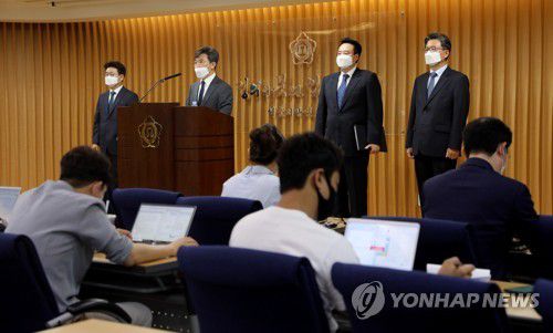 세월호 특검, 자료조작 의혹 불기소 결론(서울=연합뉴스) 이정훈 기자 = 이현주 특별검사가 10일 오후 서울 서초구 서울변호사회에서 4·16 세월호 참사 증거자료의 조작·편집 의혹 사건 진상규명을 위한 수사 결과를 발표하고 있다. 특검은 증거 조작 의혹에 대해 뒷받침할만한 증거와 범죄 혐의를 발견하지 못해 공소를 제기하지 않기로 했다. uwg806@yna.co.kr