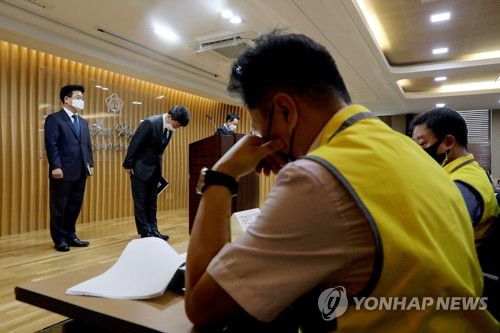 인사하는 이현주 특검(서울=연합뉴스) 이정훈 기자 = 이현주 특별검사(왼쪽 두번째)가 10일 오후 서울 서초구 서울변호사회에서 4·16 세월호 참사 증거자료의 조작·편집 의혹 사건 진상규명을 위한 수사 결과를 발표한 뒤 인사하고 있다.     특검은 증거 조작 의혹에 대해 뒷받침할만한 증거와 범죄 혐의를 발견하지 못해 공소를 제기하지 않기로 했다. 2021.8.10 uwg806@yna.co.kr