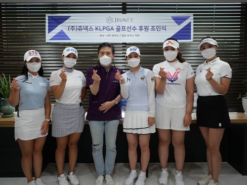 왼쪽부터 전예성, 이효린, 김정빈 원장, 박수빈, 이슬기, 이혜정.[청담쥬넥스 의원 제공. 재판매 및 DB 금지]