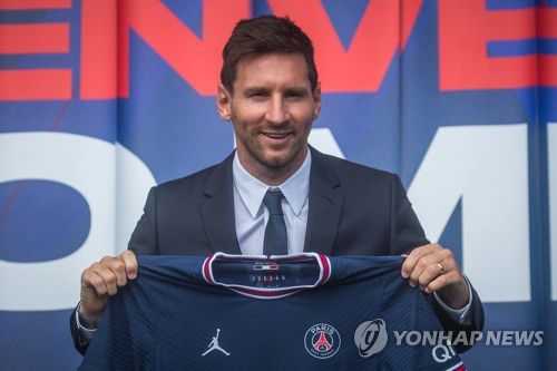 PSG 유니폼 들어올린 메시[EPA=연합뉴스]