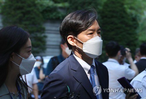 재판 출석하는 조국 전 법무부 장관(서울=연합뉴스) 이정훈 기자 = 자녀 입시비리 의혹을 받는 조국 전 법무부 장관이 지난 7월 23일 오전 서울 서초구 서울중앙지법에서 열린 1심 속행 공판에 출석하고 있는 모습 [연합뉴스 자료사진]