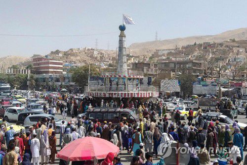 11일 아프가니스탄의 한 도시에 이슬람 무장조직 탈레반의 깃발이 걸린 모습. [AFP=연합뉴스]