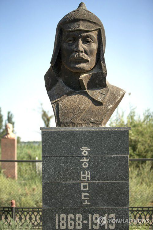 홍범도 장군 유해 봉환된다(서울=연합뉴스) '봉오동 전투' 홍범도 장군의 유해가 광복절인 15일 저녁 한국으로 돌아온다. 사진은 카자흐스탄 크질오르다에 있는 홍범도 공원의 홍범도 장군 흉상. 이 공원에는 독립운동가 계봉우 선생과 부인, 그리고 홍범도 장군이 모셔져 있었다. 그러다 지난 2019년 문재인 대통령의 카자흐스탄 방문 당시 계봉우 선생과 부인의 유해는 함께 모셔왔고 홍범도 장군은 오랜 협상과 노력 끝에 이번에 모셔오게 됐다. 2021.8.12 [김진석 작가 사진 제공. 재판매 및 DB 금지] scoop@yna.co.kr