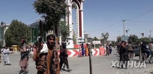 12일 아프가니스탄 가즈니주의 주도(州都)인 가즈니 시내에서 순찰활동을 벌이고 있는 이슬람 무장조직 탈레반 전투 요원. [신화=연합뉴스]