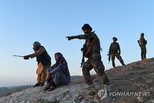 군과 함께 차킨트 군의 언덕에 오른 살리마 마자리 군수 [AFP=연합뉴스]