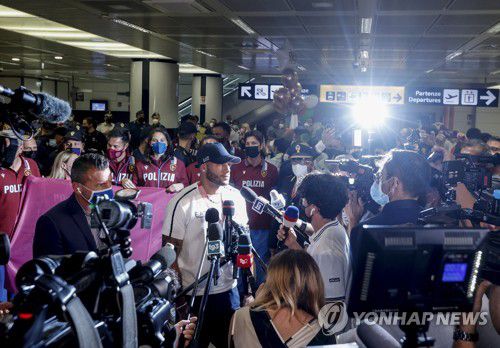 9일(현지시간) 귀국 당시 이탈리아 언론의 관심을 한몸에 받은 마르셀 제이컵스. [AP=연합뉴스]