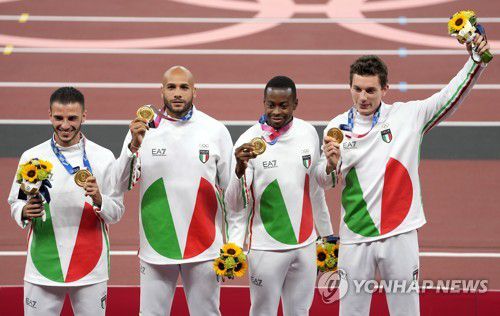 이탈리아 올림픽 참가 사상 최초로 남자 육상 400ｍ 계주에서 우승한 이탈리아팀. 왼쪽에서 두번째가 마르셀 제이컵스, 그 옆이 나이지리아 이민자 가정 출신의 에세오사 데살루. [EPA=연합뉴스]