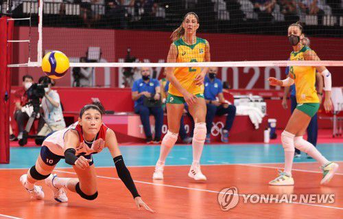 몸 날려 수비하는 김연경[연합뉴스 자료사진]