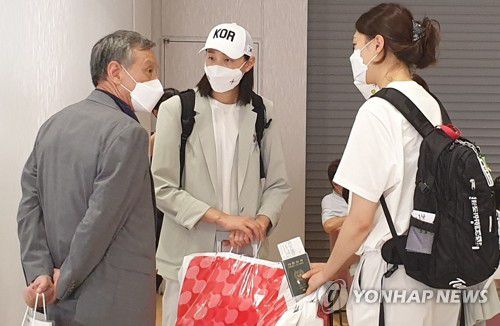 배구협회장과 대화하는 김연경(나리타=연합뉴스) 김경윤 기자 = 김연경(가운데)이 9일 일본 나리타공항에서 오한남 대한배구협회장(왼쪽)과 대화하고 있다. 2021.8.9 cycle@yna.co.kr