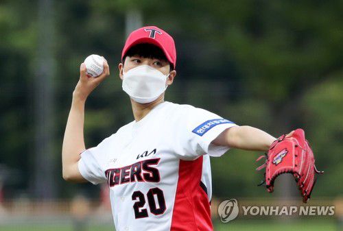 안산 시구 '엑스텐을 향하여'(광주=연합뉴스) 조남수 기자 = 도쿄올림픽 3관왕 안산이 11일 광주-기아챔피언스필드에서 열린 프로야구 한화 이글스와 KIA 타이거즈의 경기에서 시구하고 있다. 2021.8.11 iso64@yna.co.kr