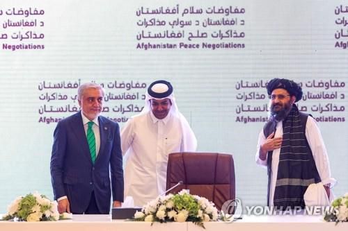 7월 18일 평화협상 테이블에 모인 아프간 정부ㆍ반군 대표 [AFP=연합뉴스] 아프가니스탄 정부 측 대표인 압둘라 압둘라 국가화해최고위원회 의장(왼쪽)과 반군 조직 탈레반의 협상단장 물라 압둘 가니 바라다르