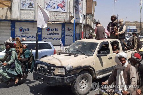 아프간 칸다하르 시내 질주하는 탈레반 반군 전사들(칸다하르 AFP=연합뉴스) 아프가니스탄 제2대 도시 칸다하르를 점령한 탈레반 반군 전사들이 13일(현지시간) 정부군 차량을 몰고 거리를 달리고 있다. jsmoon@yna.co.kr