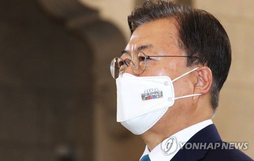 '길이 보전하세'(서울=연합뉴스) 최재구 기자 = 문재인 대통령이 15일 서울 중구 문화역서울284에서 열린 제76주년 광복절 경축식에 '길이 보전하세'라고 인쇄된 마스크를 쓰고 참석해 있다. 2021.8.15 jjaeck9@yna.co.kr