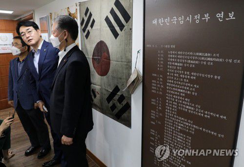 광복회 서울시지부 방문한 민주당 박용진 대선 경선 예비후보(서울=연합뉴스) 더불어민주당 대선 경선 후보인 박용진 의원이 15일 오전 서울 마포구 광복회 서울특별시지부를 방문, 간담회를 마친 뒤 기자들의 질문에 답하고 있다. 2021.8.15 [국회 사진기자단] jeong@yna.co.kr