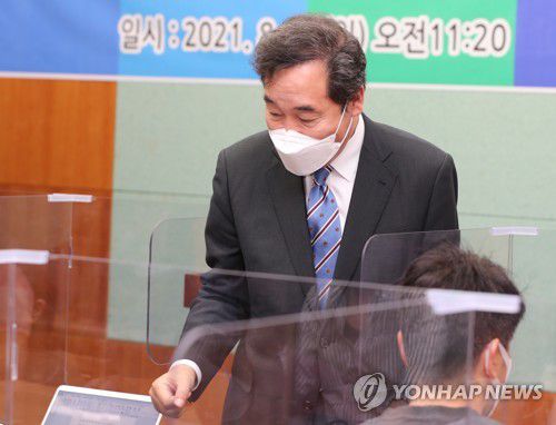 전북 찾은 이낙연 후보(전주=연합뉴스) 김동철 기자 = 더불어민주당 대권주자인 이낙연 후보가 광복절인 15일 전북도의회에서 기자회견을 하고서 기자들과 인사를 나누고 있다. 2021.8.15 sollenso@yna.co.kr