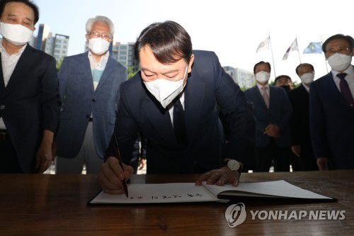 방명록 작성하는 국민의힘 윤석열 대선 예비후보(서울=연합뉴스) 국민의힘 윤석열 대선 예비후보가 15일 오전 서울 서대문구 서대문독립공원 내 독립관을 찾아 방명록을 작성하고 있다.      윤 대선 예비후보는 방명록에 "순국선열의 고귀한 희생으로 되찾은 국권 위에 세워진 자랑스런 대한민국의 정신을 꿋꿋하게 지키겠습니다"라고 남겼다. 2021.8.15 [국회사진기자단] jeong@yna.co.kr