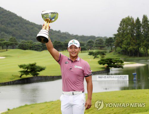 서요섭, 제64회 KPGA 선수권대회 우승(서울=연합뉴스) 15일 경남 양산 에이원CC에서 열린 '제64회 KPGA 선수권대회 with A-ONE CC 대회'에서 우승한 서요섭이 트로피를 들어 보이고 있다. 2021.8.15      [KPGA 제공. 재판매 및 DB 금지] photo@yna.co.kr
