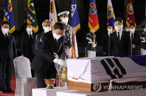 분향하는 문 대통령(서울=연합뉴스) 최재구 기자 = 문재인 대통령이 15일 일제강점기 봉오동 전투 승리를 이끈 홍범도 장군의 유해 봉환식이 열린 서울공항에서 홍범도 장군의 유해에 분향하고 있다. 2021.8.15 jjaeck9@yna.co.kr