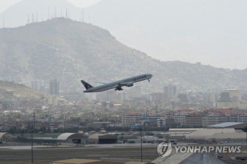 지난 14일 아프간 카불 국제공항에서 카타르항공 소속 비행기가 이륙하는 모습. [AFP=연합뉴스 자료사진]