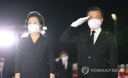 거수경례하는 문 대통령(성남=연합뉴스) 최재구 기자 = 문재인 대통령이 15일 오후 서울공항에서 홍범도 장군의 유해가 실린 차량을 향해 거수경례하고 있다. 2021.8.15 jjaeck9@yna.co.kr