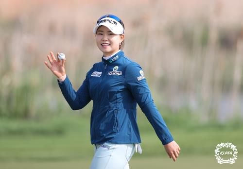 버디를 잡아내고 환하게 웃는 임희정.[KLPGA 제공. 재판매 및 DB 금지]