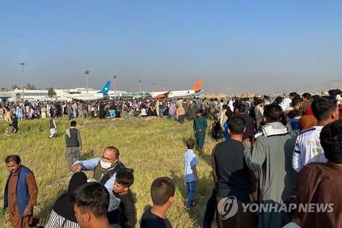 아프간 탈출 위해 카불 공항에 몰려든 시민들(카불 AFP=연합뉴스) 16일(현지시간) 아프가니스탄 수도 카불 국제공항이 출국을 기다리는 시민들로 북새통을 이루고 있다. 이슬람 무장단체 탈레반이 정권을 재장악하자 이날 날이 밝기도 전에 수천 명의 카불 시민들이 아프간을 탈출하기 위해 공항으로 몰려들었다. leekm@yna.co.kr