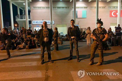 17일(현지시간) 아프가니스탄 카불 하미드 카르자이 국제공항에서 프랑스 국적자들과 아프간인 협력자들이 프랑스군 수송기 탑승을 기다리고 있다. [AFP=연합뉴스]