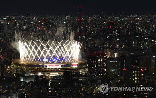 축제는 끝나고 코로나는 확산(도쿄=연합뉴스) 신준희 기자 = 도쿄올림픽 폐막식이 열린 8일 일본 국립경기장에서 불꽃이 솟아오르고 있다. 올림픽이 끝난 후에도 일본의 신종 코로나바이러스 감염증(코로나19) 확진자 증가 속도는 계속 빨라지고 있다.