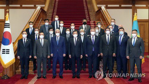 기념사진 촬영하는 문재인 대통령과 토카예프 대통령(서울=연합뉴스) 최재구 기자 = 문재인 대통령이 17일 청와대에서 한-카자흐스탄 주요 경제인 간담회를 마치고 토카예프 카자흐스탄 대통령 등 참석자들과 기념사진을 촬영하고 있다.  앞줄 왼쪽부터 문승욱 산업자원부 장관, 구자열 무역협회장, 토카예프 대통령, 문재인 대통령, 무타르 클레우베르디 카자흐 부총리 겸 외교부장관, 알마사담 사트칼리예프 삼룩카즈나 회장, 카낫 보줌바예프 카자흐 대통령 보좌관, 티무르 술래이메노프 카자흐 대통령실 부실장. jjaeck9@yna.co.kr