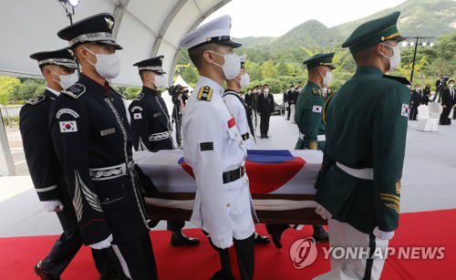 홍범도 장군 유해 입장(대전=연합뉴스) 최재구 기자 = 문재인 대통령과 김정숙 여사가 참석한 가운데 18일 오전 국립대전현충원에서 열린 홍범도 장군 유해 안장식에서 의장대가 홍범도 장군의 유해를 들고 입장하고 있다. 2021.8.18 jjaeck9@yna.co.kr