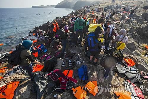 2015년 그리스 레스보스 섬 해안에 이동해온 난민들 [EPA=연합뉴스]