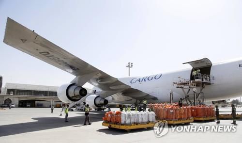 2017년 아프간-인도 직항기에 화물 싣던 모습[EPA=연합뉴스]
