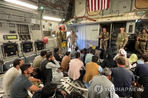 미국 수송기에 탑승한 아프간인들 [UPI=연합뉴스]