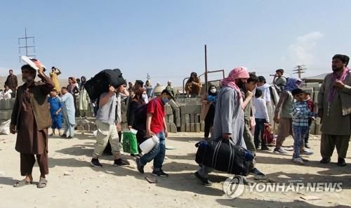 카불 공항 주변에 몰려드는 아프간 탈출 행렬[EPA=연합뉴스]