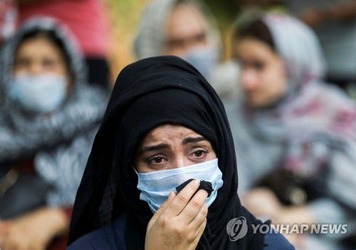 AFGHANISTAN-CONFLICT/INDIA인도 뉴델리에서 열린 시위에서 아프간 난민에 대한 국제사회의 도움 호소하며 눈물 글썽이는 참가자[로이터=연합뉴스]