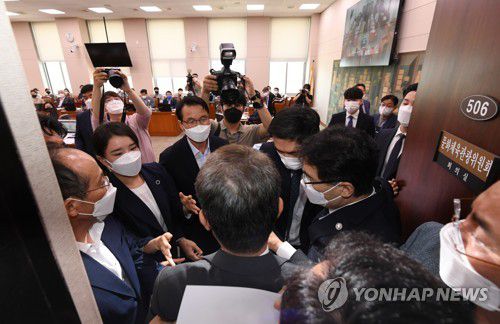 문체위 진입시도하는 국민의힘…언론중재법 반대(서울=연합뉴스) 진성철 기자 = 국민의힘 의원들이 19일 더불어민주당의 언론중재법 개정안 강행 처리를 막기 위해 국회 문화체육관광위원회 전체회의장으로 진입을 시도하고 있다. 2021.8.19 zjin@yna.co.kr