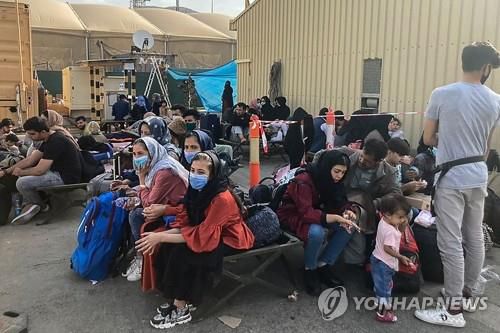 탈레반 탄압 피해 공항서 출국 기다리는 아프간인들(카불 AFP=연합뉴스) 아프가니스탄 수도 카불의 국제공항에서 18일(현지시간) 이슬람 무장조직 탈레반의 탄압을 피해 국외로 탈출하려는 시민들이 출국을 기다리고 있다. AFP통신은 미국 백악관 관리를 인용해 탈레반이 수도 카불을 장악한 이후 미군에 협력한 현지인 3천200여 명을 대피시켰다고 보도했다. sungok@yna.co.kr