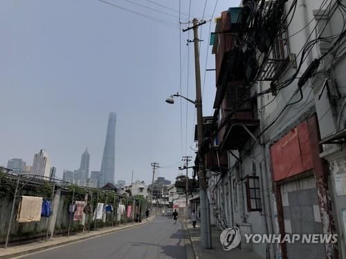 화려한 빌딩숲을 배경으로 한 상하이 도심의 서민 주거지 [촬영 차대운]